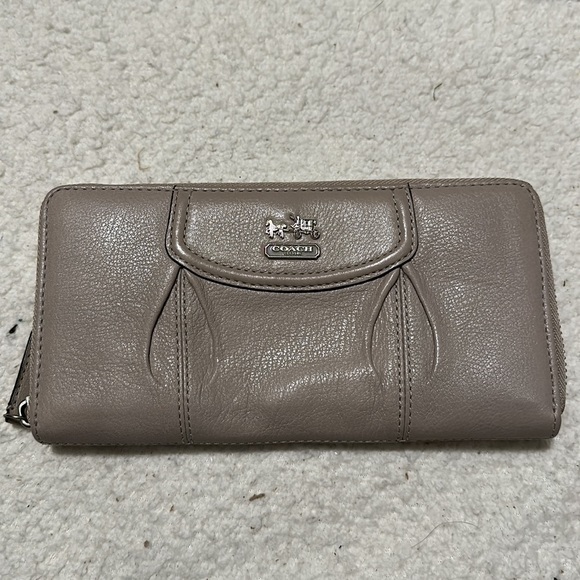 Coach Zippy Wallet - Picture 1 of 2